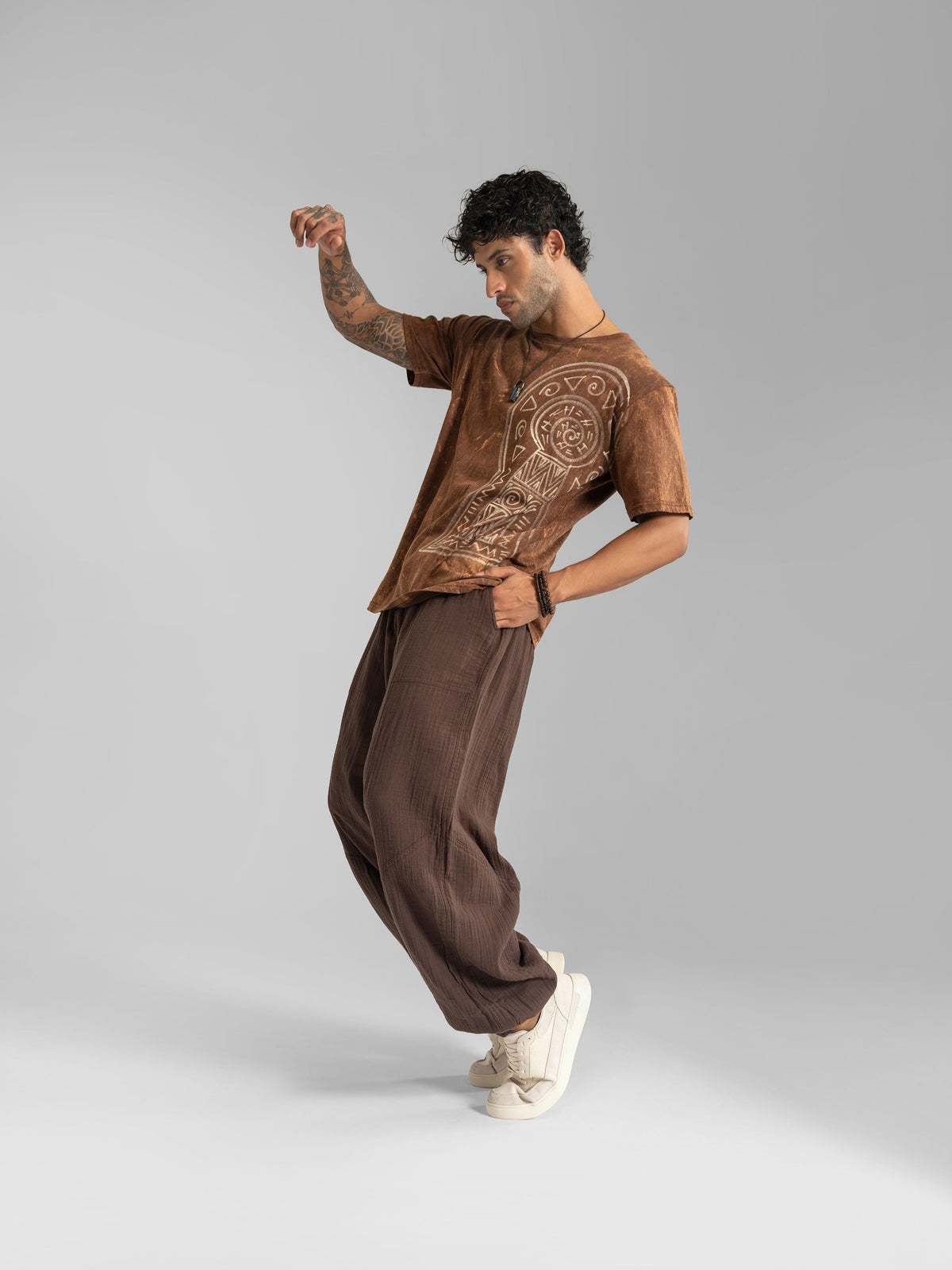 Baggy pants outfits for men: 10 looks that work